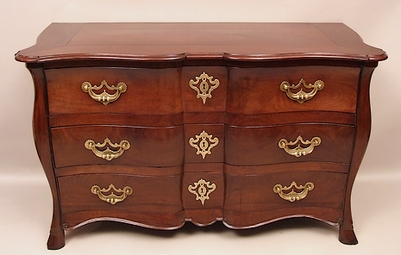 Commode-de-voyage-de-corsaire-malouin-en-acajou-de-Cuba-Saint-Malo-XVIIIe
